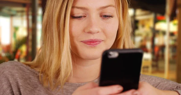 Portret Van Intelligente Jonge Vrouw Texting Met Smartphoneapparaat — Stockfoto