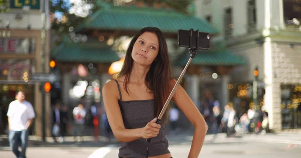 チャイナタウン サンフランシスコで Selfie スティックを使用して流行の若い観光客女性 — ストック写真