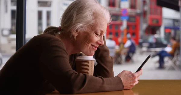 Glückliche Seniorin Erhält Gute Nachricht Sms Während Sie Café Wartet — Stockfoto