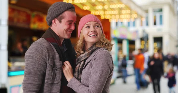 Feliz Pareja Caucásica Aire Libre Ropa Invierno Sonriendo Siendo Cariñosa — Foto de Stock