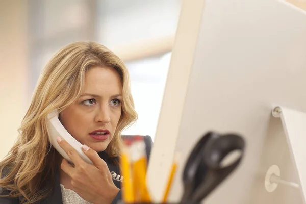 Close Jovem Empresária Telefone Enquanto Olha Para Computador Dentro Prédio — Fotografia de Stock