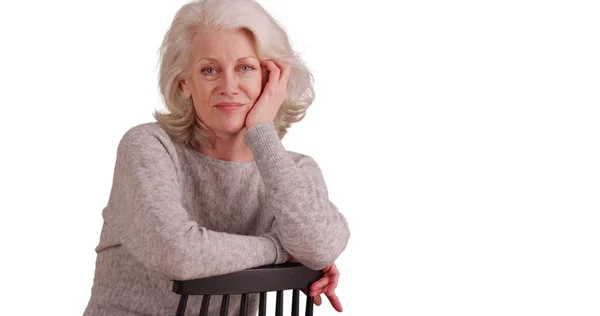 白种人老年女性摆在椅子上 看着白色背景的相机 — 图库照片