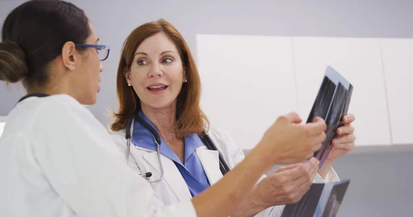 Dois Colegas Médicos Olhando Para Raios Pacientes Pulso Mão Dentro — Fotografia de Stock