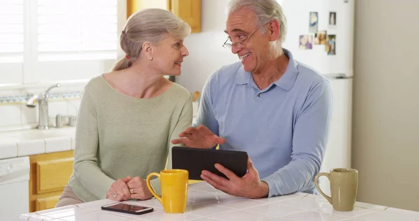 Senior Paar Met Behulp Van Tablet Pad Keuken — Stockfoto