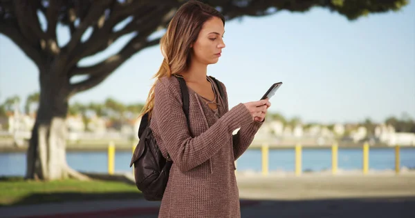 Millennial Girl Beantwortet Text Auf Parkplatz Meer — Stockfoto