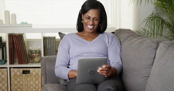 Volwassen Afrikaanse Vrouw Lezen Browsen Een Tablet — Stockfoto
