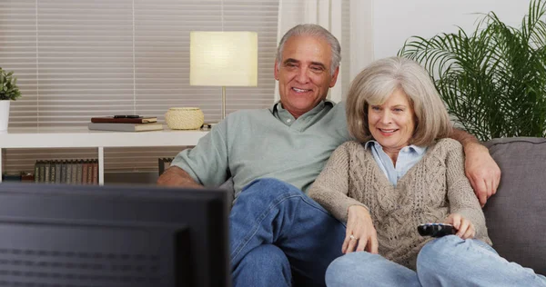 Glückliches Älteres Paar Vor Dem Fernseher — Stockfoto