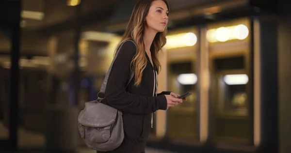 Jonge Vrouw Haar 20S Berichtafhandeling Mobiele Telefoon Centrum Avond — Stockfoto