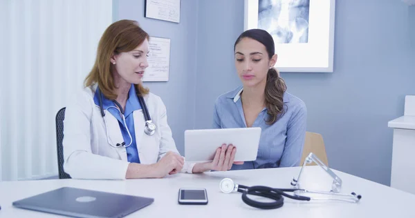 Médecin Âge Moyen Jeune Patient Regardant Tablette Intérieur Clinique Médicale — Photo