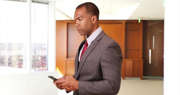 African American Businessman Crosses His Arms Looks His Smart Phone — Stock Photo, Image