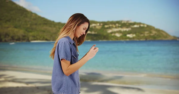 Atractiva Chica Milenaria Tomando Una Foto Con Teléfono Celular Playa —  Fotos de Stock