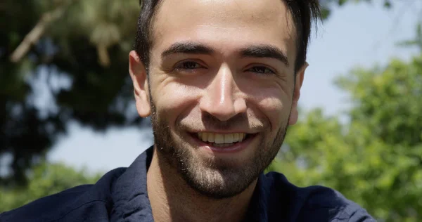 Jovem Homem Hispânico Bonito Sorrindo Livre — Fotografia de Stock