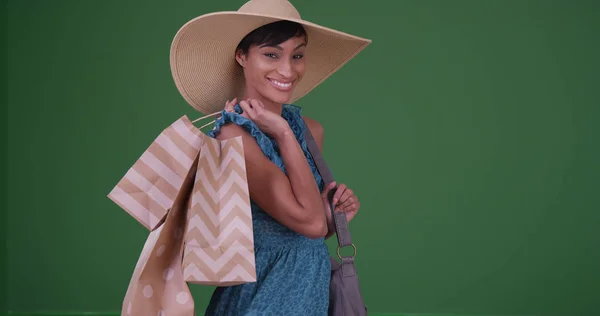 Mulher Sorridente Com Sacos Compras Sobre Ombro Tela Verde — Fotografia de Stock