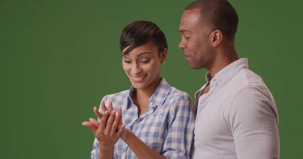 緑色の画面上の彼女の婚約指輪を眺めのボーイ フレンド黒人女性 — ストック写真