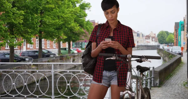 Joven Turista Étnica Femenina Brujas Bélgica Utiliza Smartphone — Foto de Stock