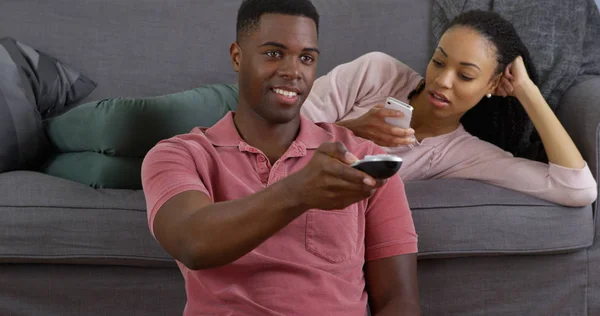 Jovem Casal Negro Relaxante Sofá Sorrindo Para Câmera — Fotografia de Stock