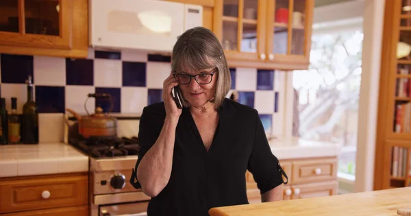 Mujer Blanca Madura Que Comunica Teléfono Inteligente Cocina Doméstica — Foto de Stock
