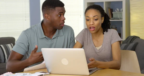 Jovem Casal Negro Perturbado Discutindo Sobre Contas Finanças Com Laptop — Fotografia de Stock