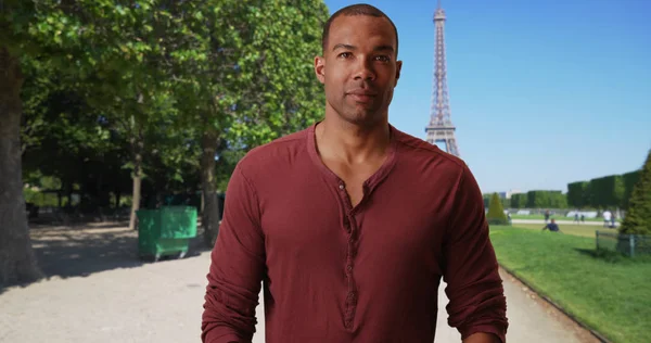 Homem Negro Bonito Posando Orgulhosamente Perto Torre Eiffel Paris — Fotografia de Stock