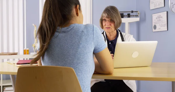 Senior Arts Het Maken Van Notities Laptop Gesprek Met Patiënt — Stockfoto