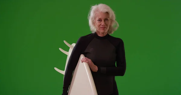 Actieve Witte Senior Vrouw Surfer Poseren Met Vertrouwen Groen Scherm — Stockfoto
