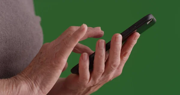 Крупный План Рук Пожилой Женщины Помощью Смартфона Зеленом Экране — стоковое фото