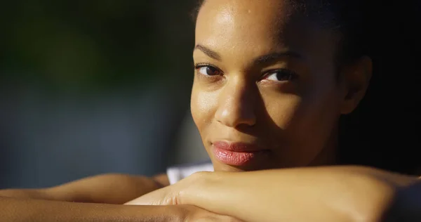 Mujer Negra Descansando Brazos Mirando Cámara — Foto de Stock