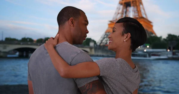 Afro Amerikai Házaspár Élvező Kilátás Nyílik Eiffel Torony Együtt Utazik — Stock Fotó