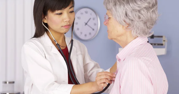 Κινεζικός Γιατρός Ακούγοντας Την Καρδιά Του Ηλικιωμένου Ασθενούς — Φωτογραφία Αρχείου