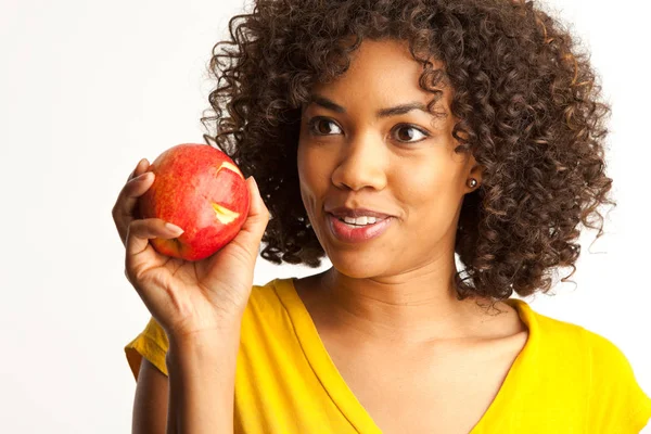 Retrato Mulher Negra Milenar Tomando Mordida Maçã — Fotografia de Stock