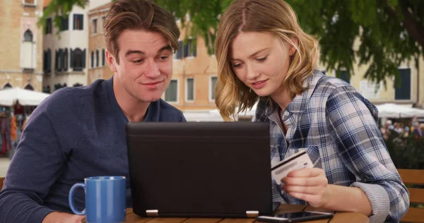 Genç Evli Çift Online Satın Alma Kredi Kartı Dizüstü Bilgisayar — Stok fotoğraf