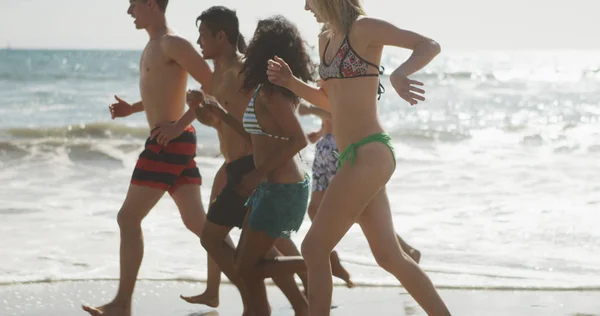 Grupo Feliz Amigos Inter Raciais Correndo Longo Das Ondas Praia — Fotografia de Stock