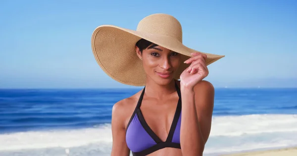 美丽的黑人妇女与太阳帽在海滩上享受太阳 — 图库照片
