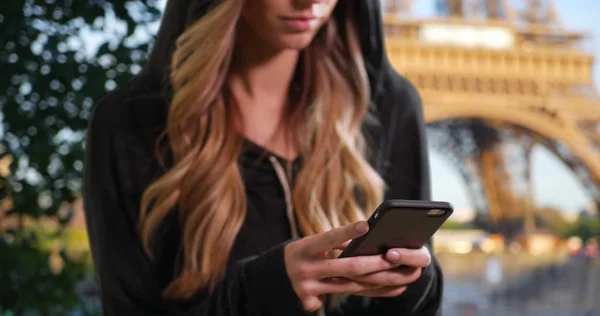 Blonde Vrouw Een Hoodie Texting Met Mobiele Telefoon Parijs — Stockfoto