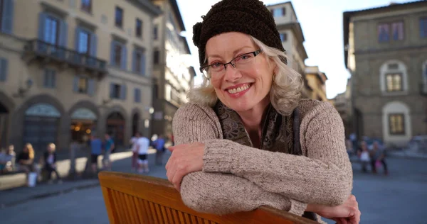 Gelukkig Senior Vrouw Toeristische Zittend Een Bankje Het Stadsplein Italië — Stockfoto