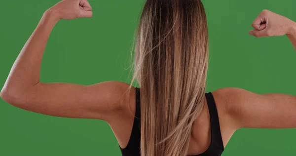 Güçlü Beyaz Kadın Atlet Yeşil Ekranda Kollarını Esneme Arka Görünümü — Stok fotoğraf