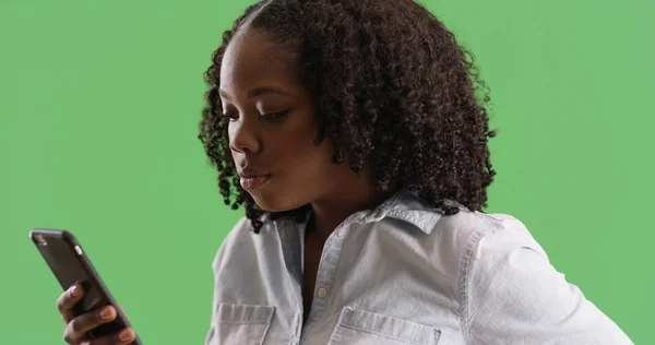 Retrato Mujer Afroamericana Usando Dispositivo Móvil Pantalla Verde — Foto de Stock