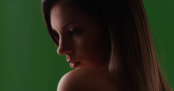緑色の画面でムーディな照明で美しい若い白人女性のクローズ アップ — ストック写真