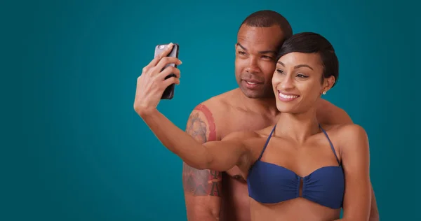 一对黑人夫妇拥抱在一起 在蓝色的背景上自拍自拍 — 图库照片