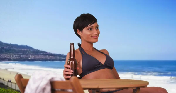 妇女在假期喝啤酒瓶和享用海滩太阳 — 图库照片