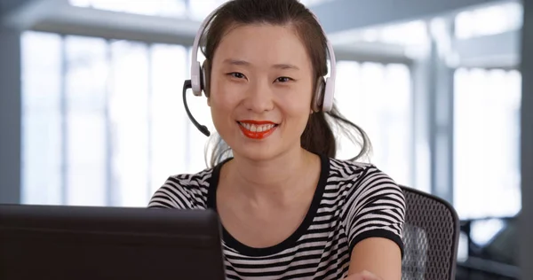 Agente Soporte Técnico Femenino Feliz Con Auriculares Sonriendo Trabajo — Foto de Stock