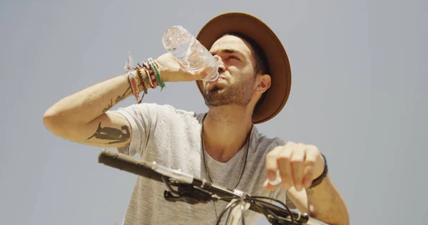 Hombre Hispano Guapo Bebiendo Agua Aire Libre —  Fotos de Stock