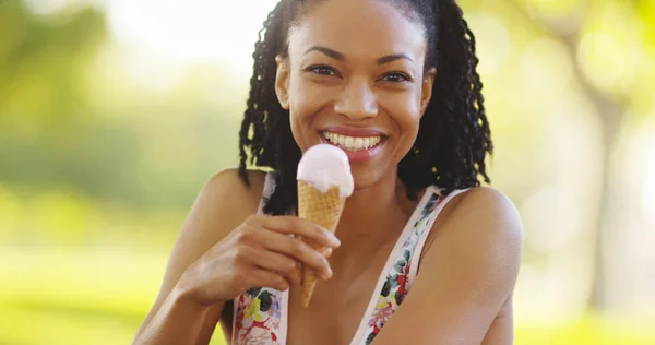 Черная Женщина Улыбается Ест Мороженое — стоковое фото
