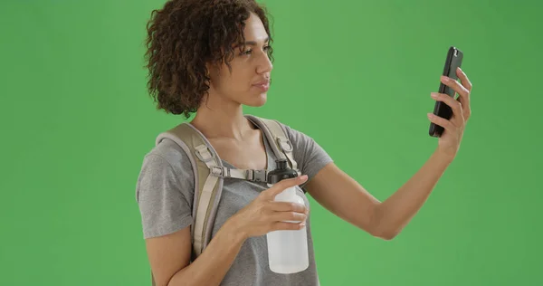 Afro Americano Milenar Menina Tira Uma Foto Com Seu Telefone — Fotografia de Stock