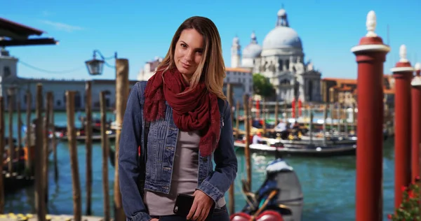 Hermosa Chica Caucásica Unos Años Posando Para Retrato Venecia — Foto de Stock