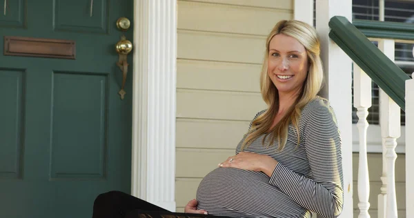 Spaß Schwangere Frau Sitzt Auf Veranda Zeigt Bauch — Stockfoto