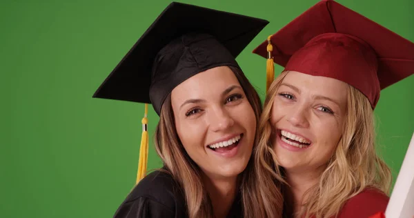 Primer Plano Dos Chicas Universitarias Inteligentes Celebrando Graduación Pantalla Verde — Foto de Stock