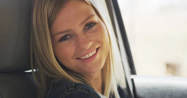 車で笑っている幸せな白人の女の子の肖像画 — ストック写真