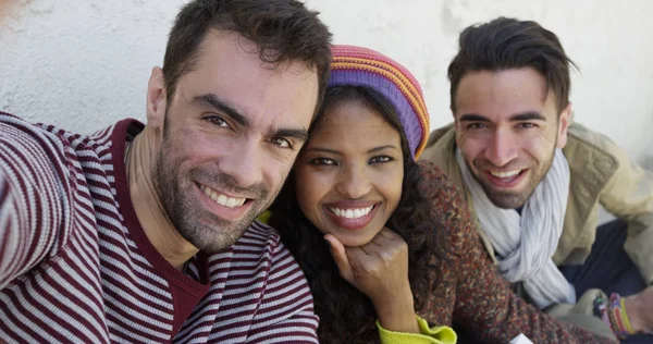 Groep Multiraciale Vrienden Nemen Van Een Selfie — Stockfoto