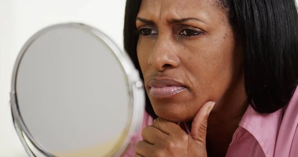 Primer Plano Mujer Negra Mediana Edad Mirándose Espejo — Foto de Stock